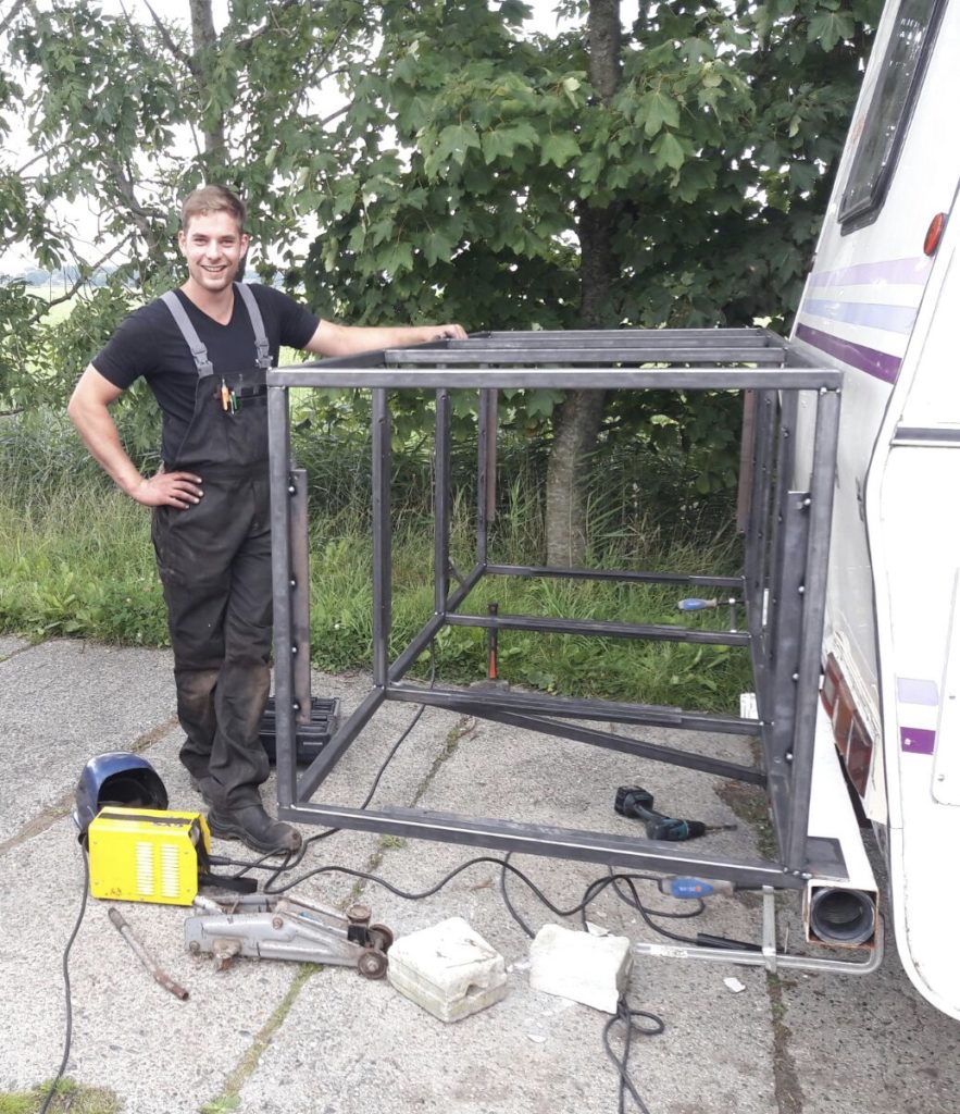 Allard Sijtsinga bij een zelfgebouwd stalen frame