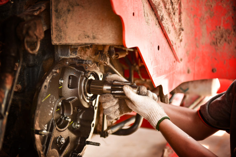 Reparatie aan de koppeling van een machine